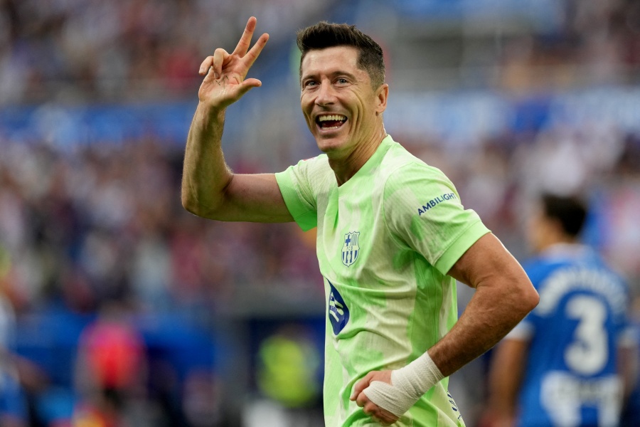 Triplete de Lewandowski afianza al Barca en liderato, Atlético se descuelga