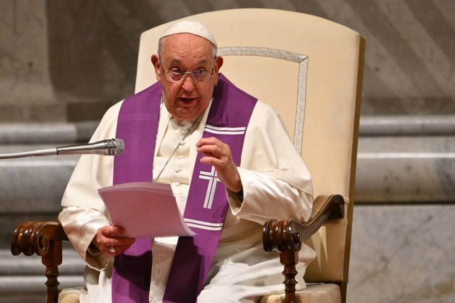 El papa critica el 