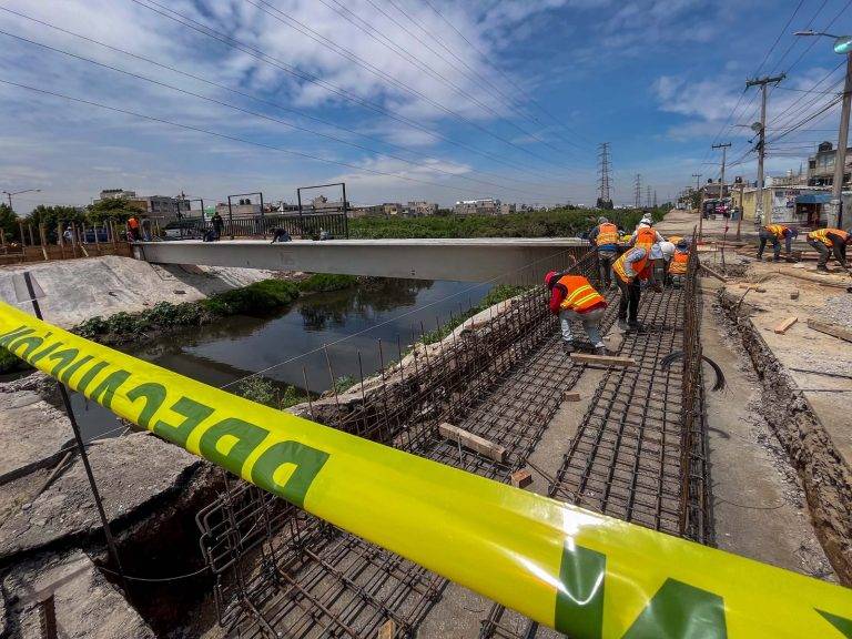 Avance del 65% en la construcción del puente peatonal 