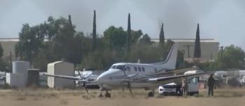 Pasajera aterriza avioneta tras desmayo del piloto