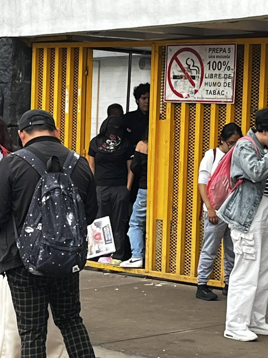 Encapuchados toman Preparatoria 5 de la UNAM tras asamblea estudiantil