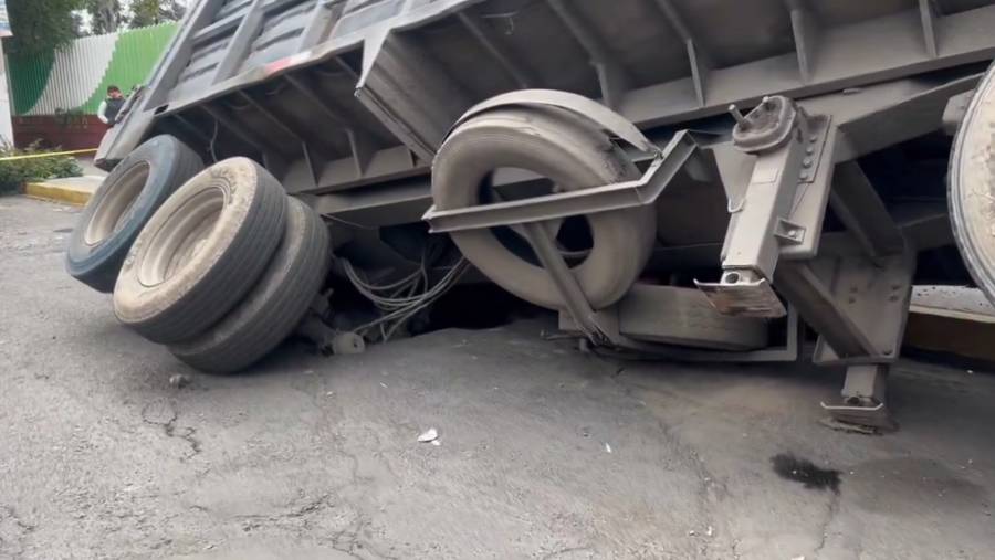 Tr&aacute;iler cae en socav&oacute;n en la Gustavo A. Madero y deja a una mujer lesionada