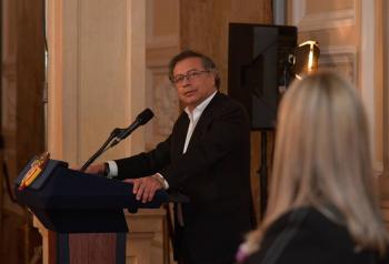 Colombia tiene la jornada laboral m&aacute;s extensa y la productividad m&aacute;s baja de la OCDE: Gustavo Petro