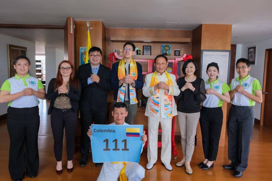 Ministro de Educaci&oacute;n, Daniel Rojas Medell&iacute;n, el primer ministro en Colombia en tocar la campana por la Paz y el amor en el mundo