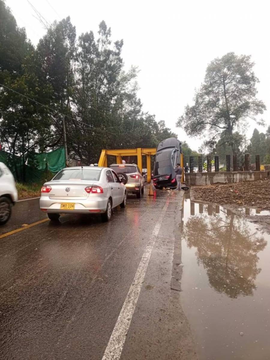 Accidente inusual en la v&iacute;a perimetral de Funza: Veh&iacute;culo queda suspendido en barrera de acceso