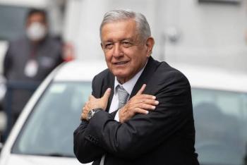 Gorra supuestamente firmada por AMLO se vende en l&iacute;nea por $55,000 pesos