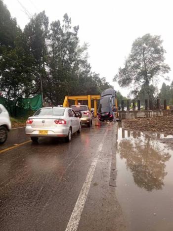 Accidente inusual en la v&iacute;a perimetral de Funza: Veh&iacute;culo queda suspendido en barrera de acceso