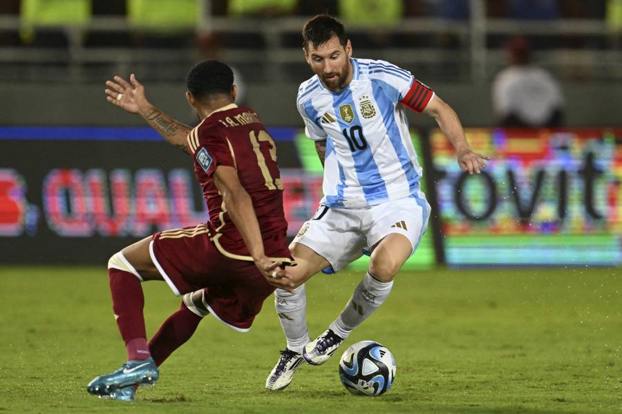 Rondón y una inundada cancha opacan retorno de Messi y Venezuela empata con Argentina