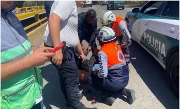 Polic&iacute;as de la SSC salvan a un hombre que intentaba saltar de un puente en Iztapalapa
