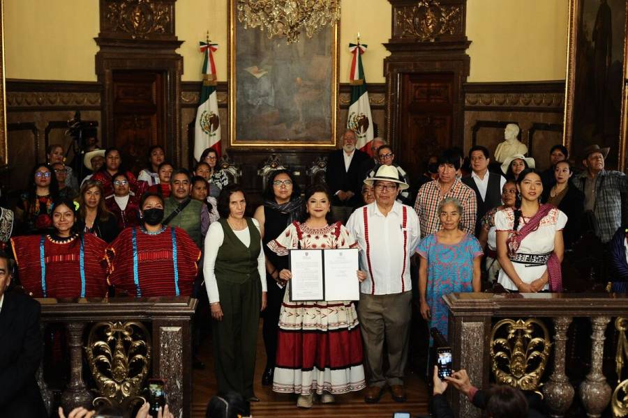 Firma Brugada declaratoria para reconocer el 12 de octubre como Día de la Resistencia Indígena