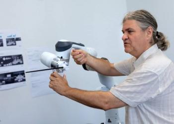 Robot de tres brazos dirige a una orquesta en Dresde, Alemania