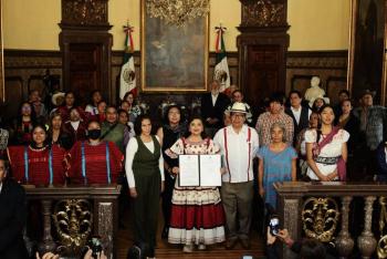 Firma Brugada declaratoria para reconocer el 12 de octubre como D&iacute;a de la Resistencia Ind&iacute;gena