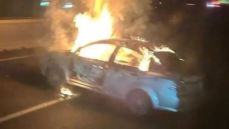Hallan tres cuerpos en vehículo incendiado en la autopista México-Puebla
