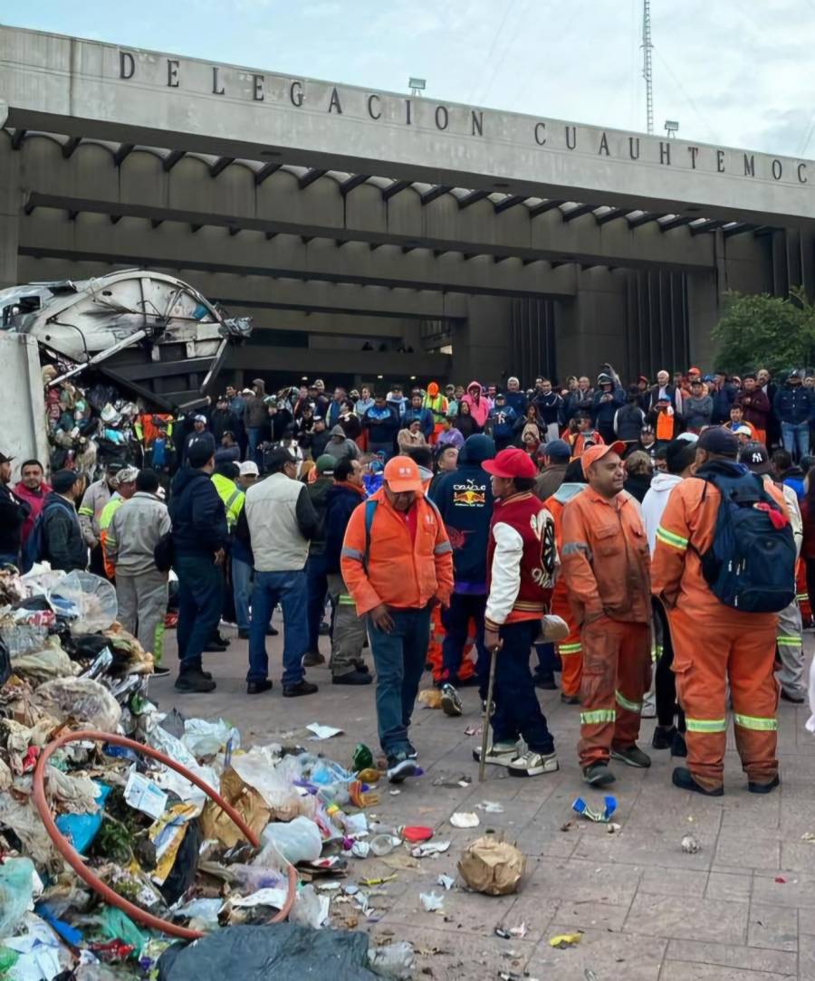 Trabajadores de limpieza de la alcaldía Cuauhtémoc protestan por falta de pago y tiran basura en la explanada