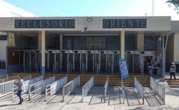 Mujer es detenida al intentar ingresar marihuana al reclusorio oriente