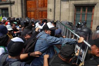 JUFED reprocha agresiones a trabajadores del PJF en protesta frente a Palacio Nacional en el marco del CEO Dialogue