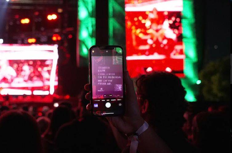¡Adi&oacute;s a los celulares durante conciertos! Heineken impulsa la convivencia con el “Boring Phone”