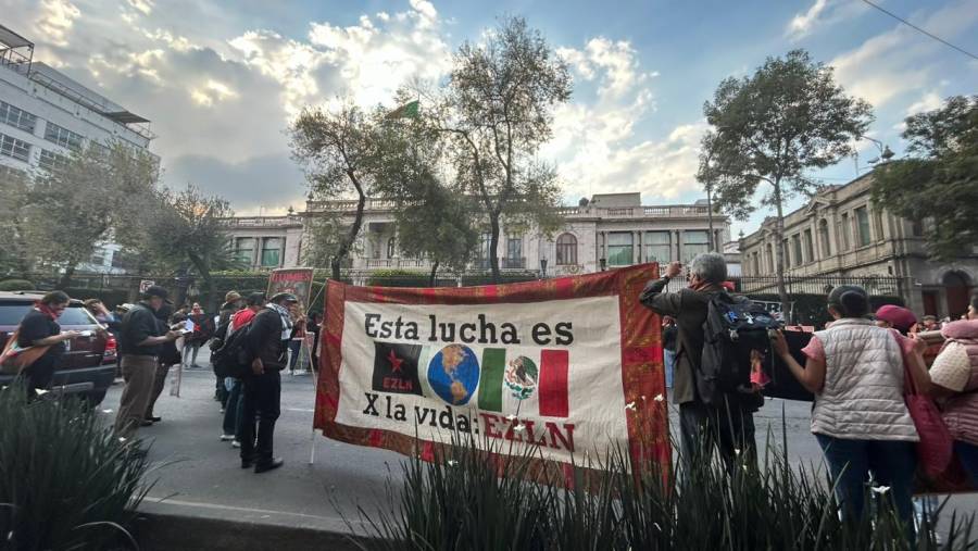 Ind&iacute;genas piden frente a Segob un alto contra ataques a las comunidades zapatistas