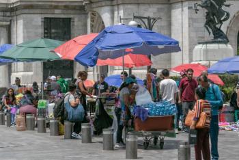 Comerciantes informales retoman la Alameda Central pese a presencia policial