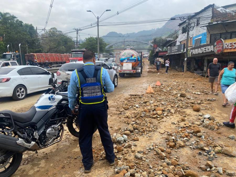 Desbordamientos en la Autopista Medellín-Bogotá
