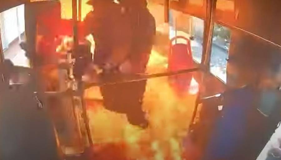 Incendian buseta en Soledad: Cuatro hombres detenidos