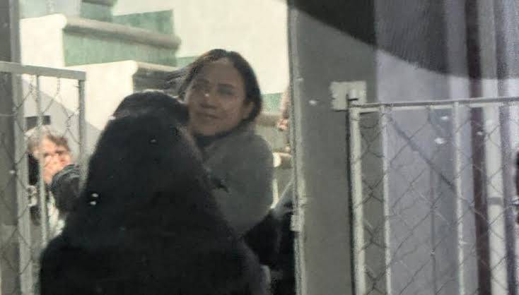 Liberan a mujer acusada injustamente de secuestro tras intentar devolver un celular perdido