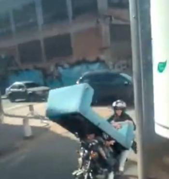 Motociclistas se vuelven virales al trasladar un sof&aacute; de forma improvisada en Bogot&aacute;