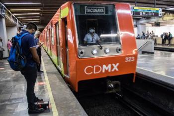 Captan a hombres peleando dentro de las instalaciones del Metro Chabacano