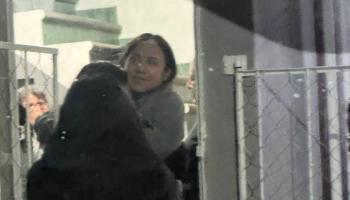 Liberan a mujer acusada injustamente de secuestro tras intentar devolver un celular perdido