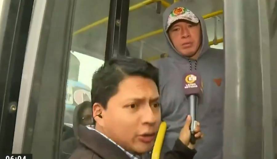 Autobús se lleva a reportero durante una transmisión en vivo en Perú