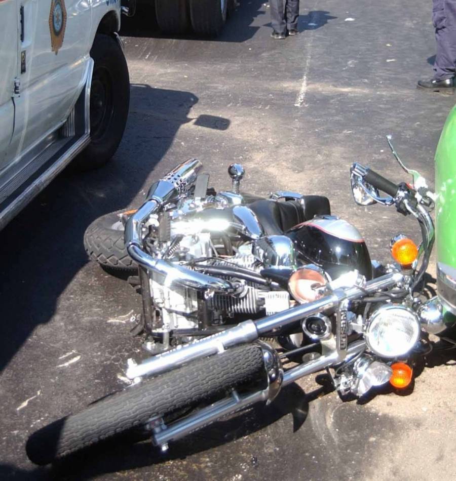 Tragedia en Xochimilco: Camioneta embiste a motociclistas, uno muere y otro resulta herido