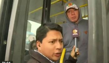 Autobús se lleva a reportero durante una transmisión en vivo en Perú