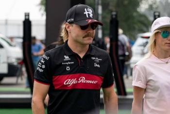 Valtteri Bottas disfruta de unos tacos en v&iacute;speras del GP de M&eacute;xico