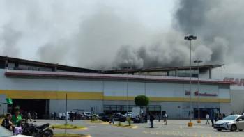 Controlan incendio en Plaza Am&eacute;ricas de Ecatepec