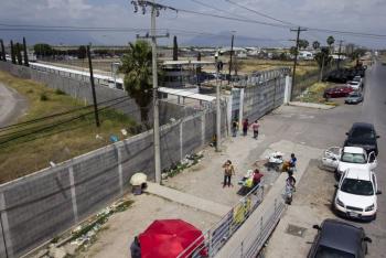 Hombre atropella a tres familiares, incluyendo un beb&eacute;