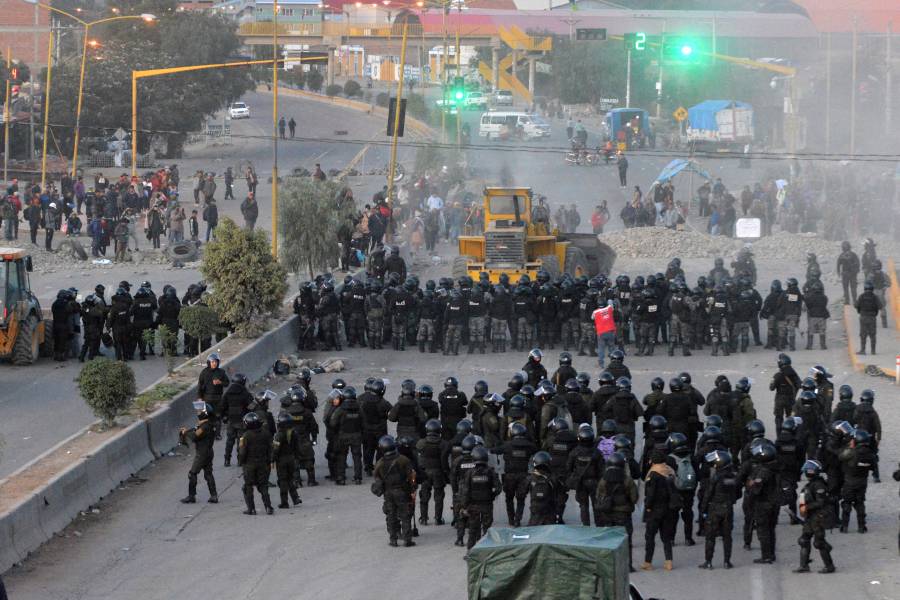 Choques entre civiles y policías en carreteras de Bolivia dejan 14 heridos y 44 detenidos