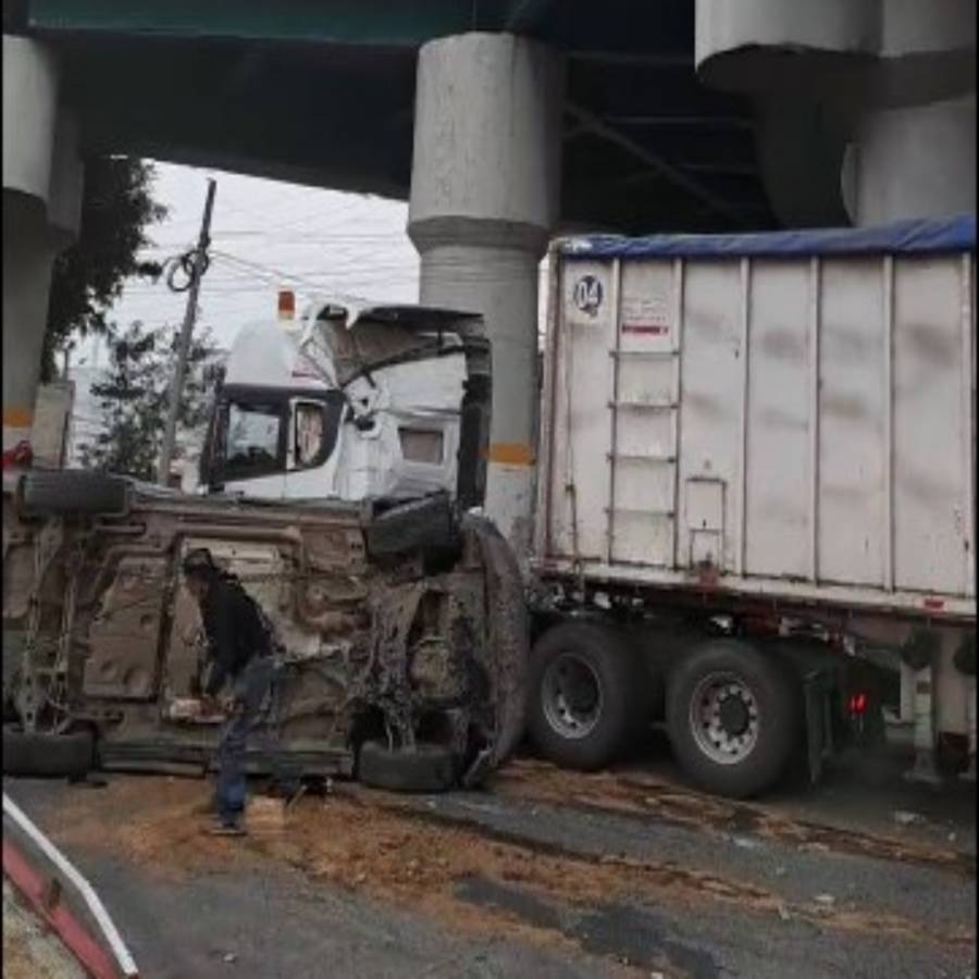 Camioneta cae sobre tráiler en Cuautitlán Izcalli