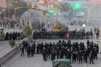 Choques entre civiles y polic&iacute;as en carreteras de Bolivia dejan 14 heridos y 44 detenidos