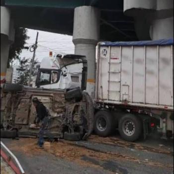 Camioneta cae sobre tráiler en Cuautitlán Izcalli