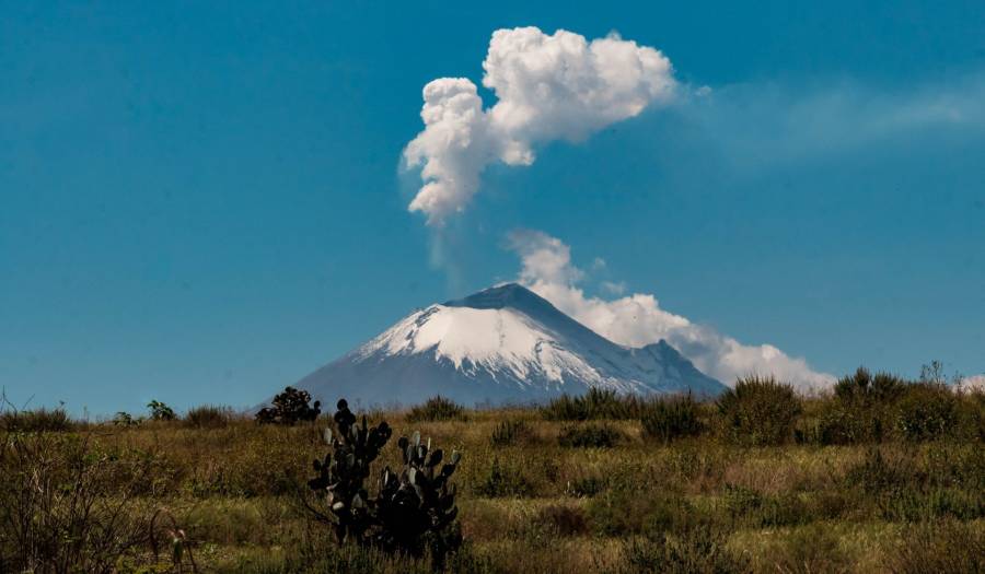 Actividades en el Aeropuerto Hermanos Serdán suspendidas por caída de ceniza del volcán Popocatépetl