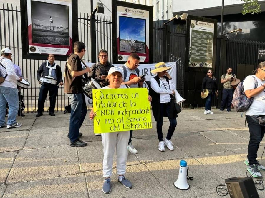 Trabajadores del Poder Judicial se manifiestan en el Senado contra la reelección de Rosario Piedra Ibarra