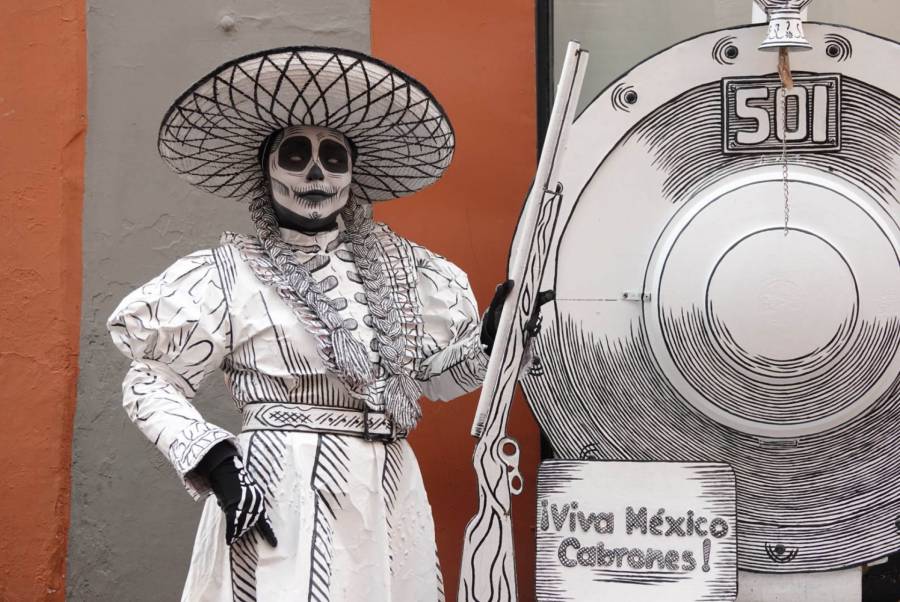 Catrinas y catrines toman la CDMX en vibrante procesión del Día de Muertos