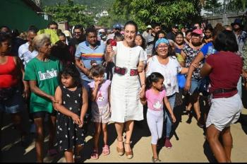 Sheinbaum recorre colonia en Acapulco