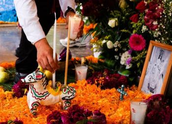 Aut&eacute;ntica fiesta, la tradici&oacute;n de altares de muerto en M&eacute;xico