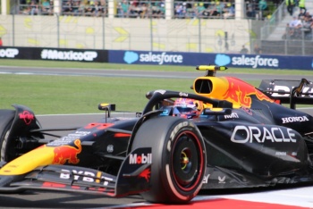 Checo P&eacute;rez vive un Gran Premio amargo en casa y Carlos Sainz se lleva la victoria en M&eacute;xico