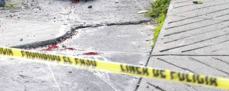 Encuentran cuerpo en descomposición flotando en un canal de aguas negras en Ecatepec