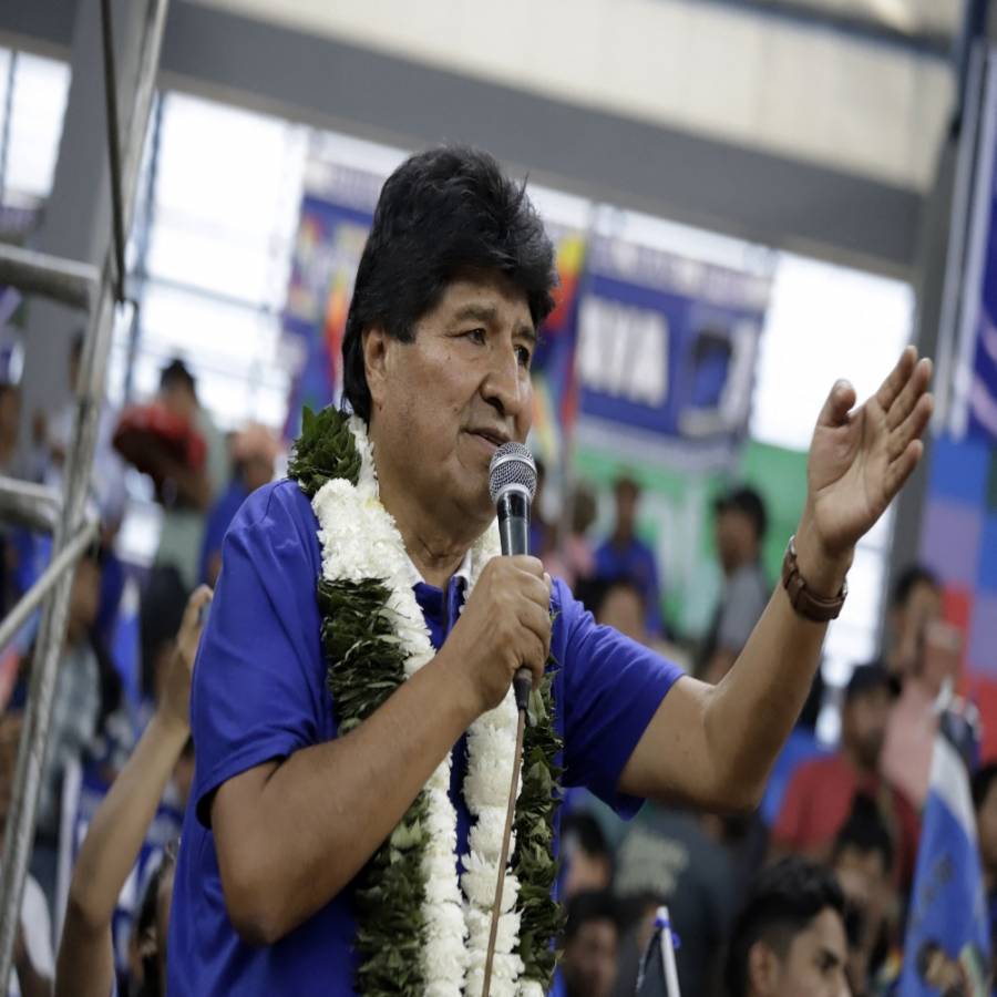 Oposición acusa de “injerencia” a Evo Morales por uso de vehículos venezolanos