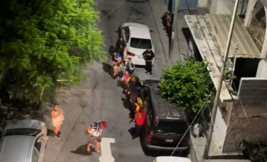 Trabajador de la CFE en Nuevo León motiva a vecinos con una porra antes de restablecer el servicio eléctrico