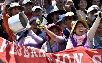 Cerca de 30 heridos deja un nuevo choque entre polic&iacute;as y manifestantes en Bolivia