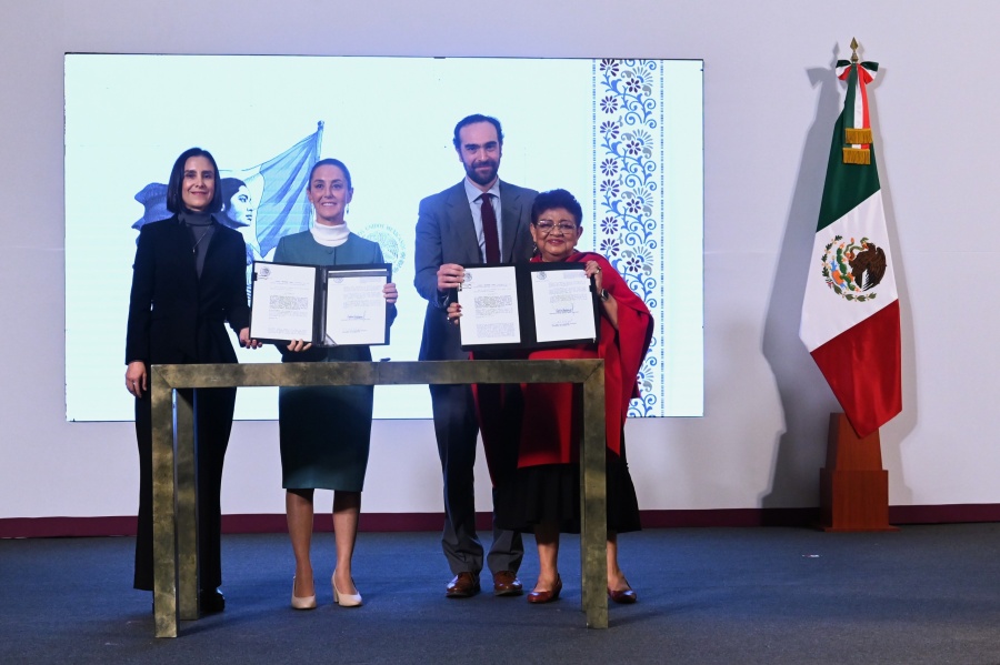 Sheinbaum firma 2 decretos, en materia energ&eacute;tica y para uso de v&iacute;as para pasajeros
